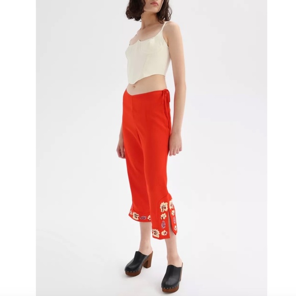 NEW Urban Outfitters UO Orchid Satin Floral Embroidered Capri Pant RED Size 12 - Picture 4 of 14
